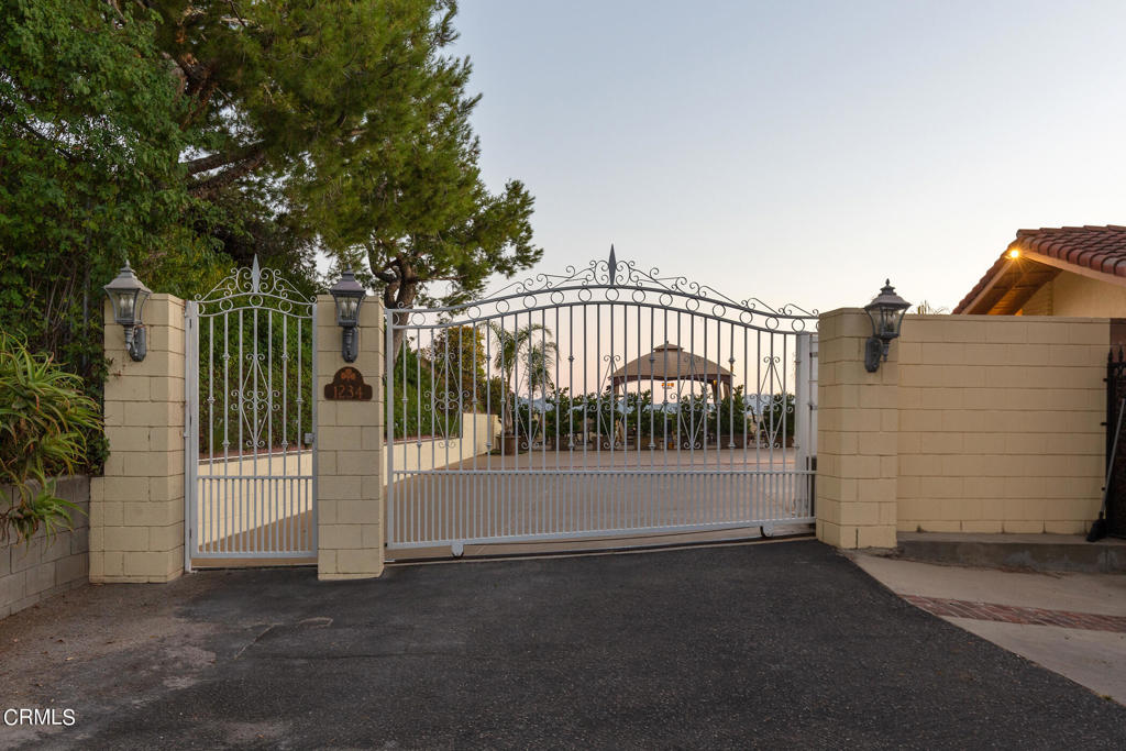 1234 E Tujunga Avenue