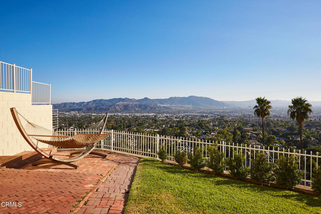 1234 E Tujunga Avenue