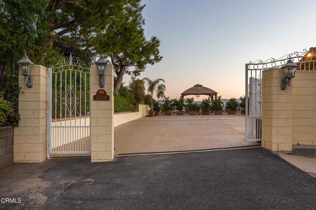 1234 E Tujunga Avenue