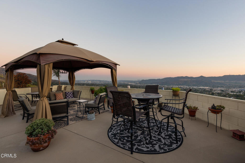 1234 E Tujunga Avenue