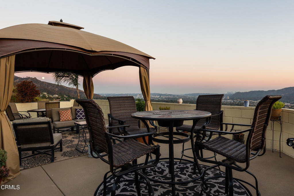 1234 E Tujunga Avenue