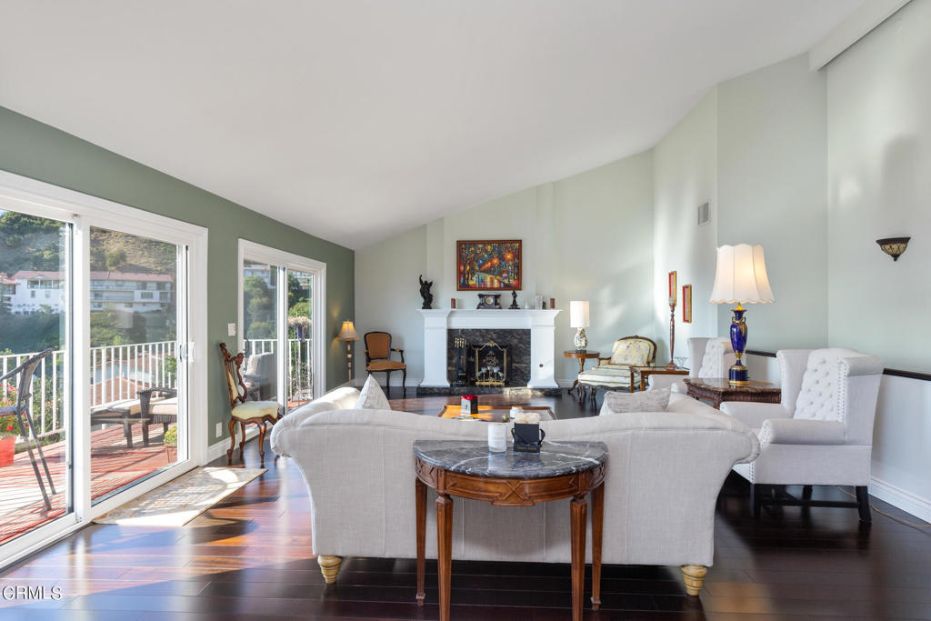 1234 E Tujunga Avenue