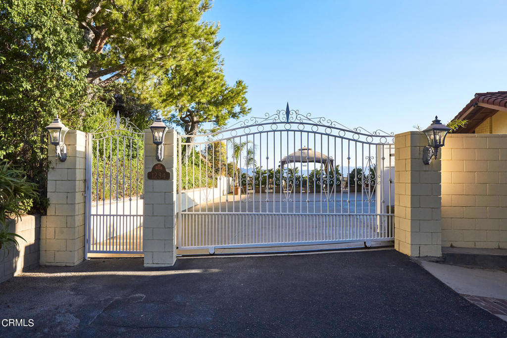 1234 E Tujunga Avenue