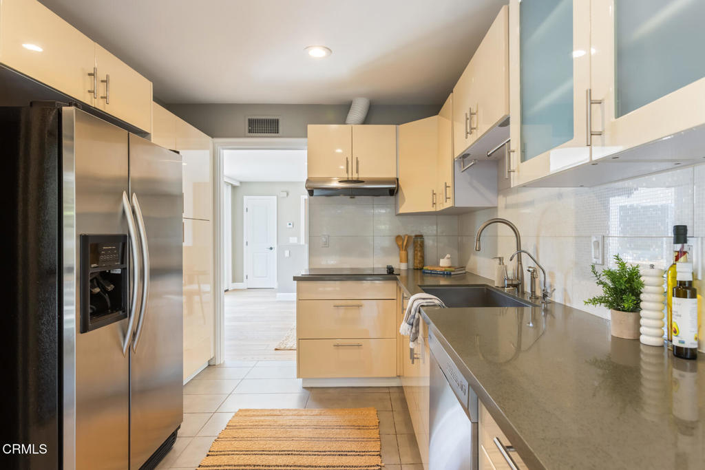 1040 S Orange Grove Boulevard 11