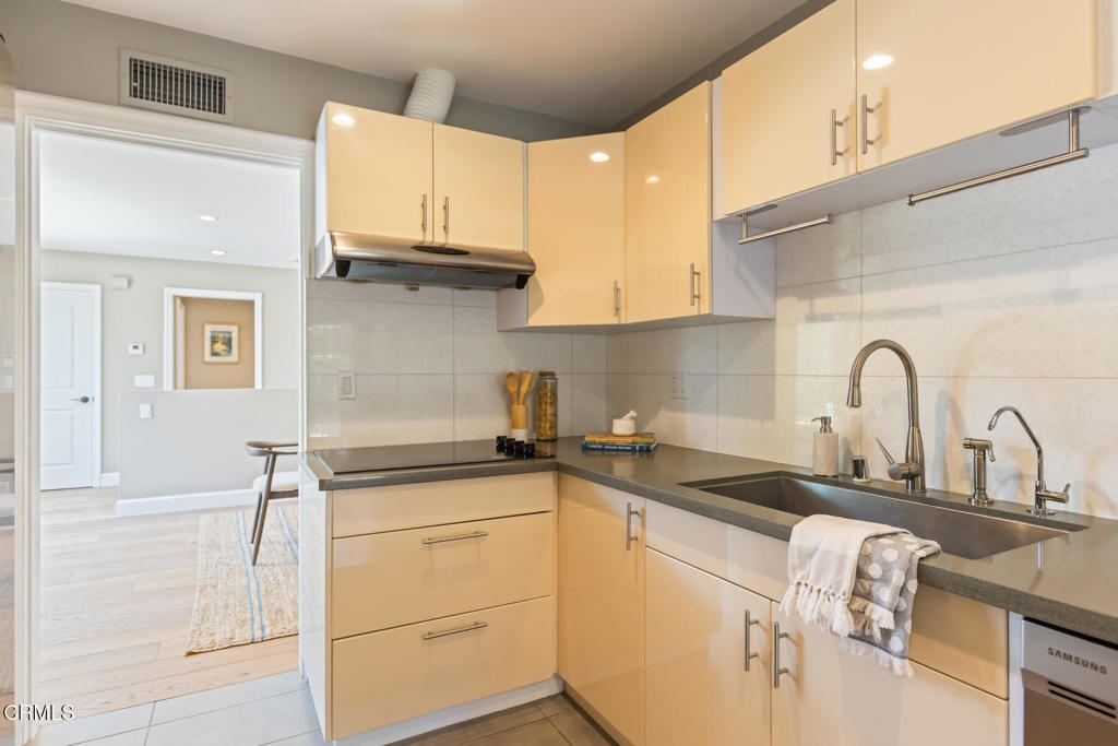 1040 S Orange Grove Boulevard 11