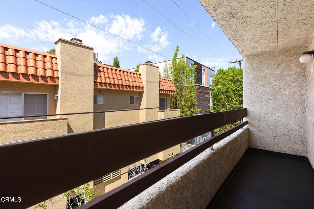 1037 N Vista Street 202