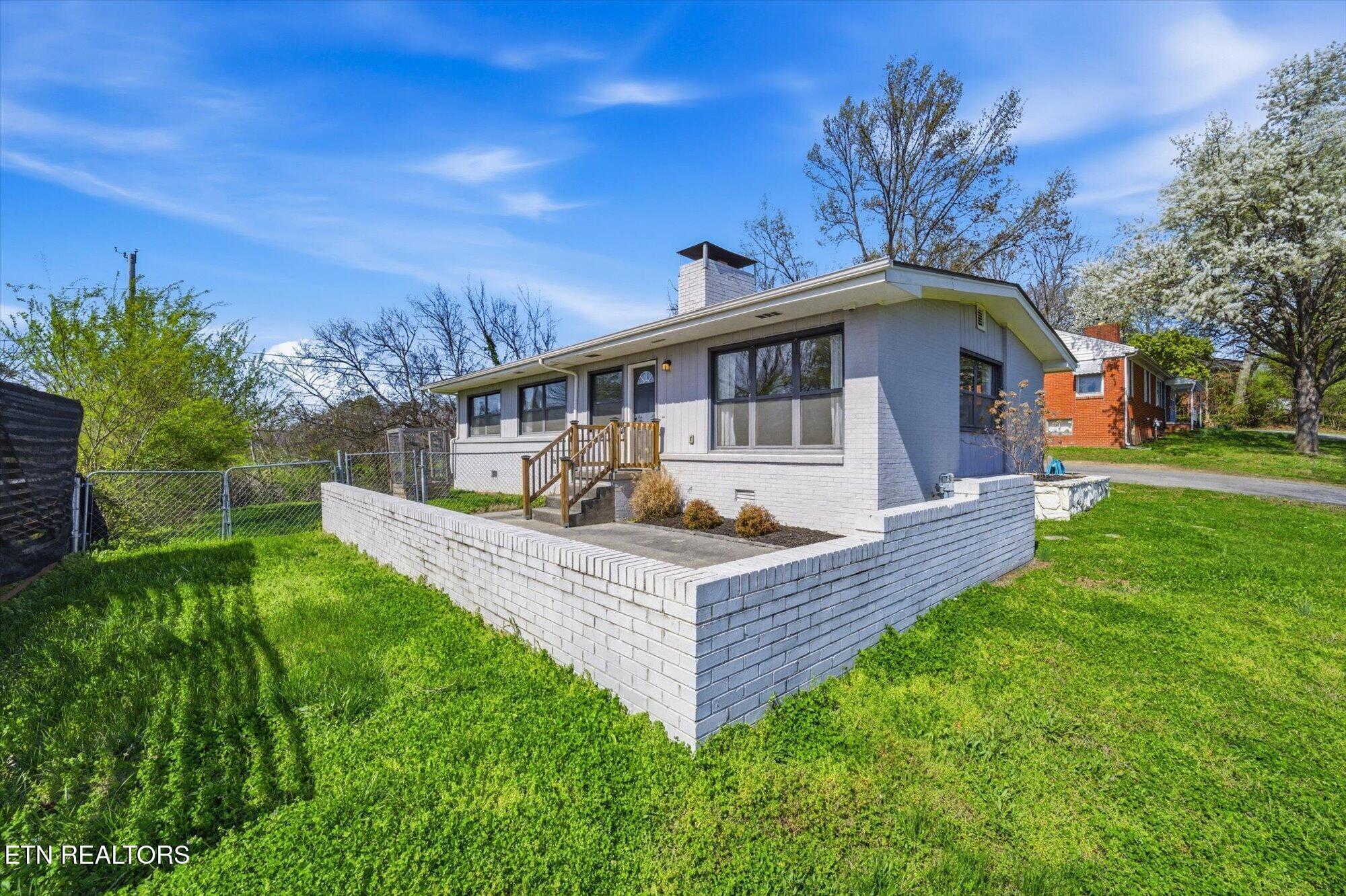 2807 Thomas Drive