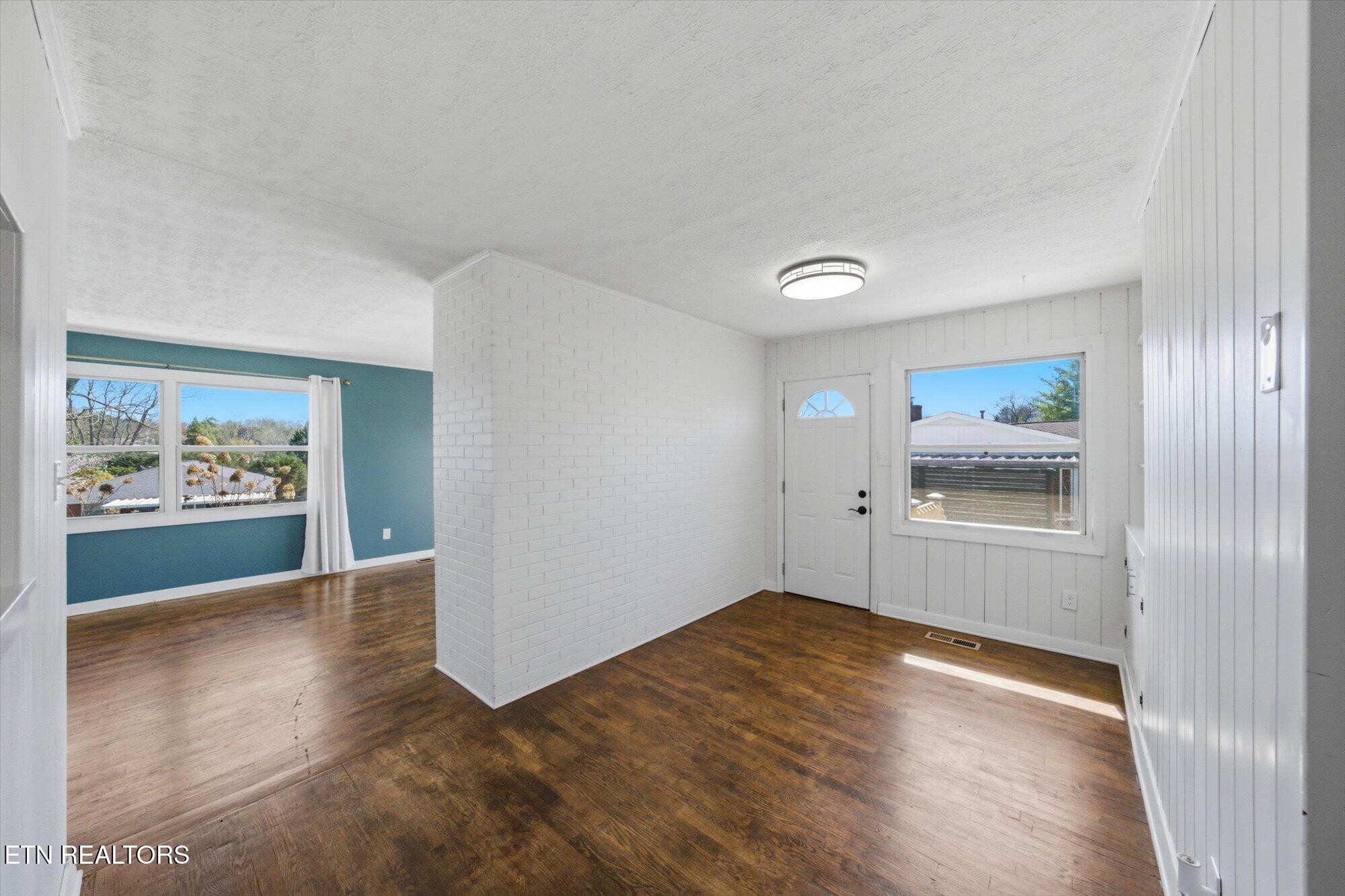 2807 Thomas Drive