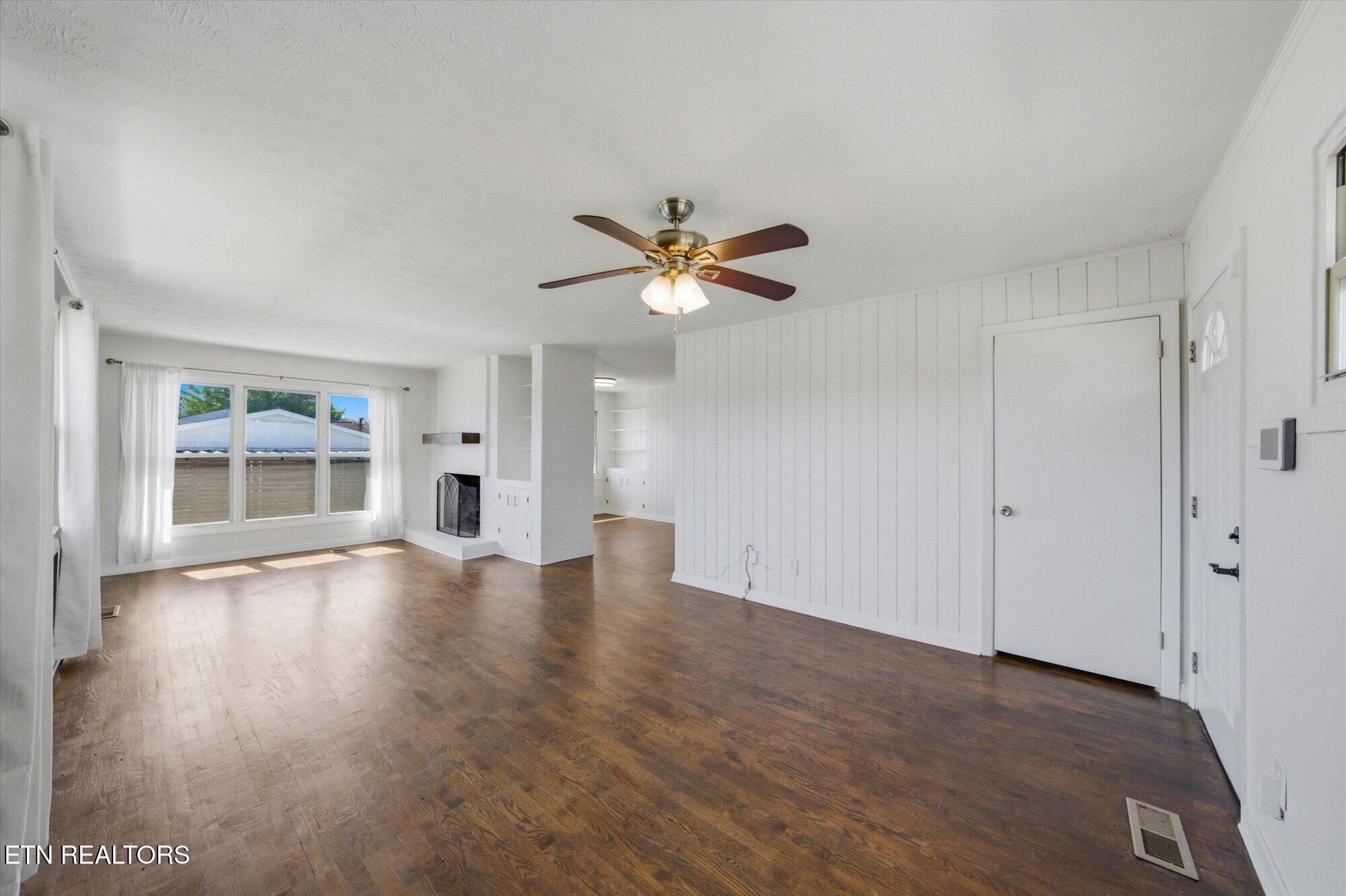 2807 Thomas Drive