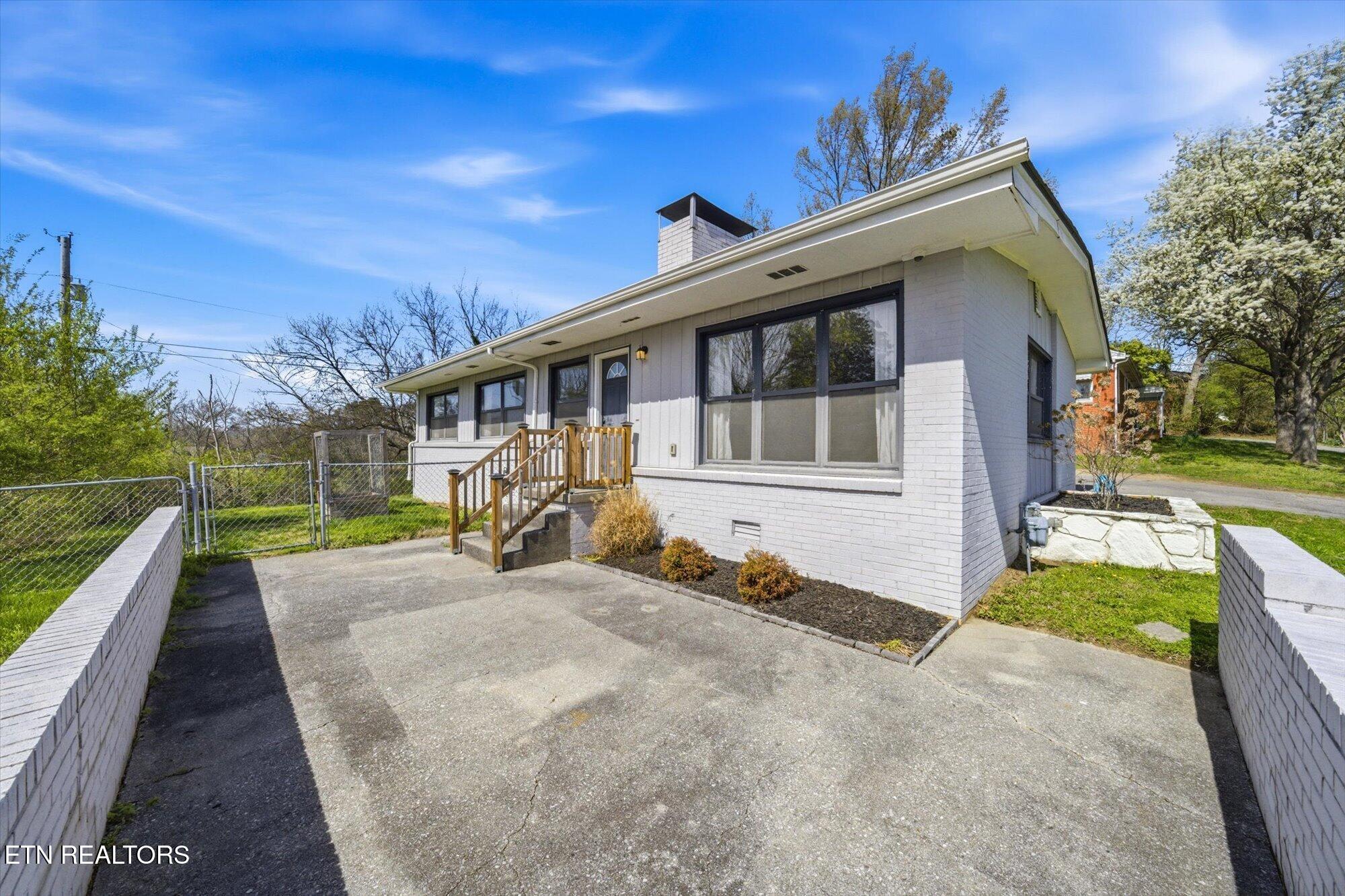 2807 Thomas Drive