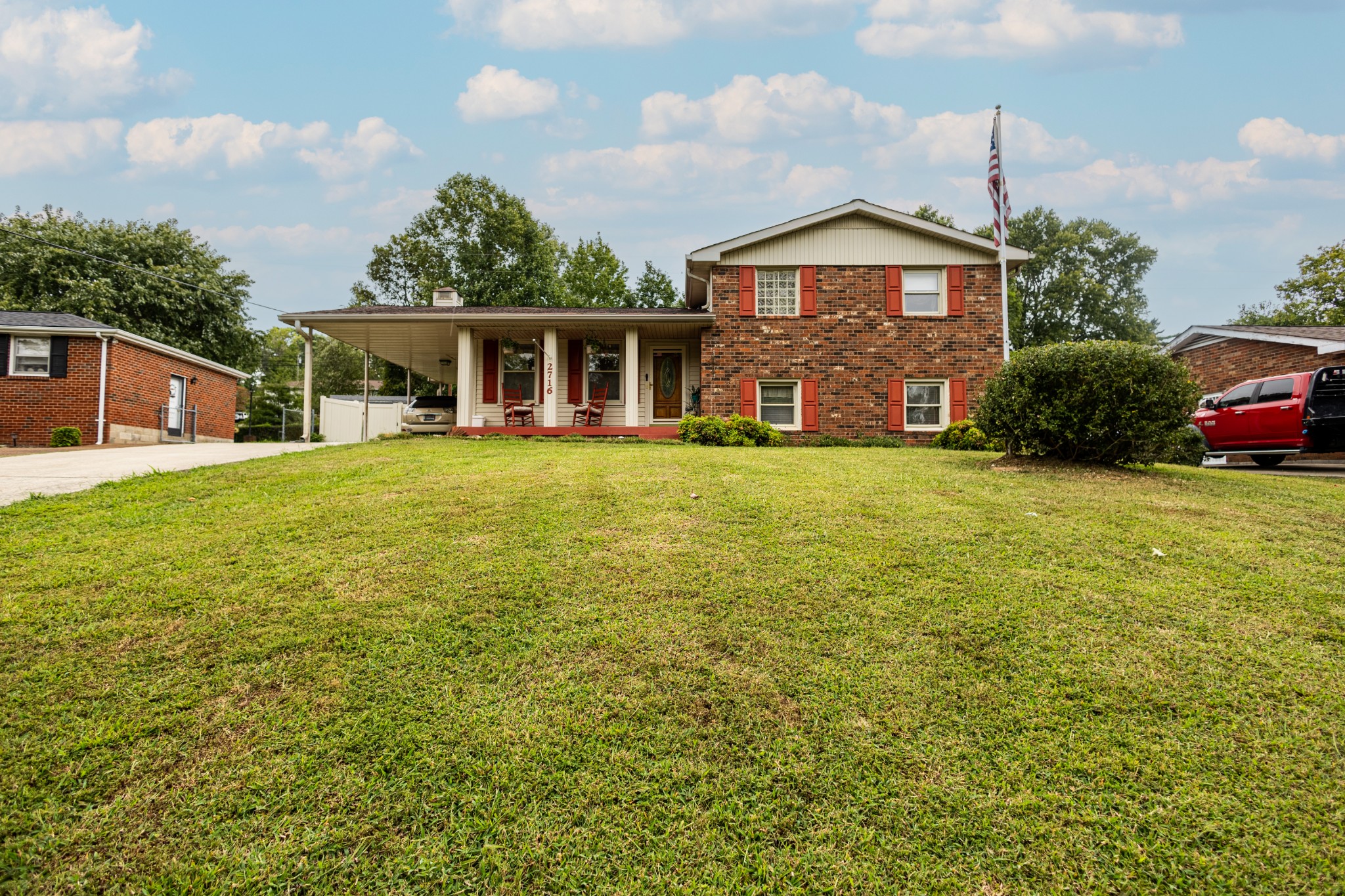 2716 Barclay Dr