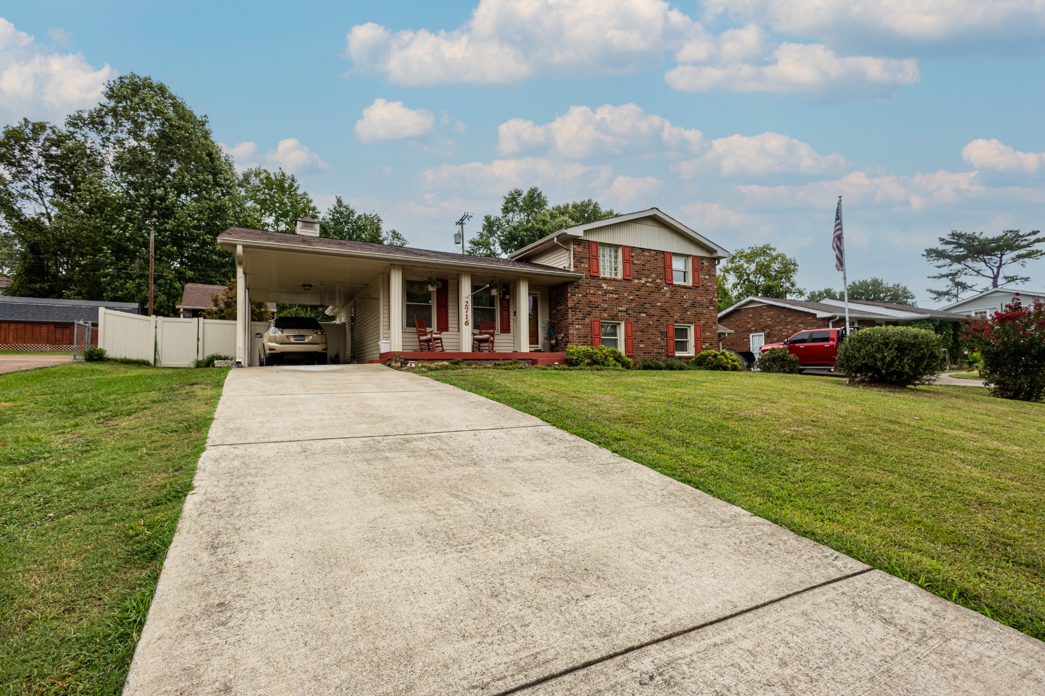 2716 Barclay Dr