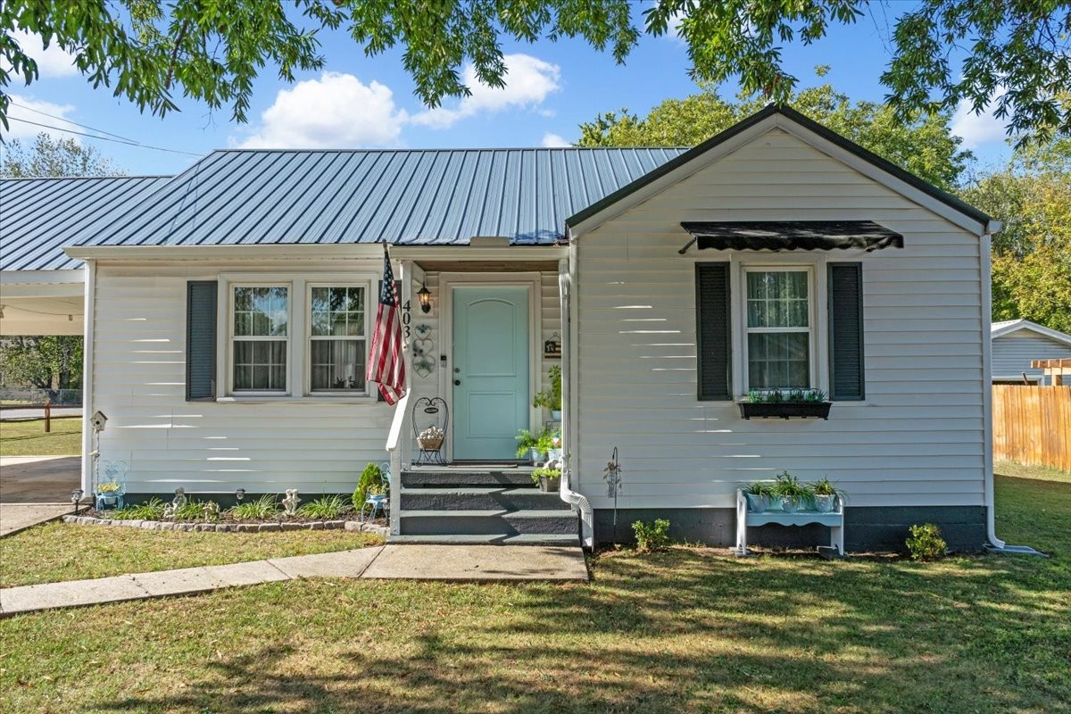 403 E Hogan St