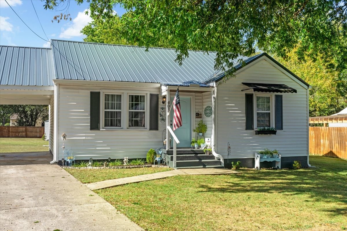 403 E Hogan St