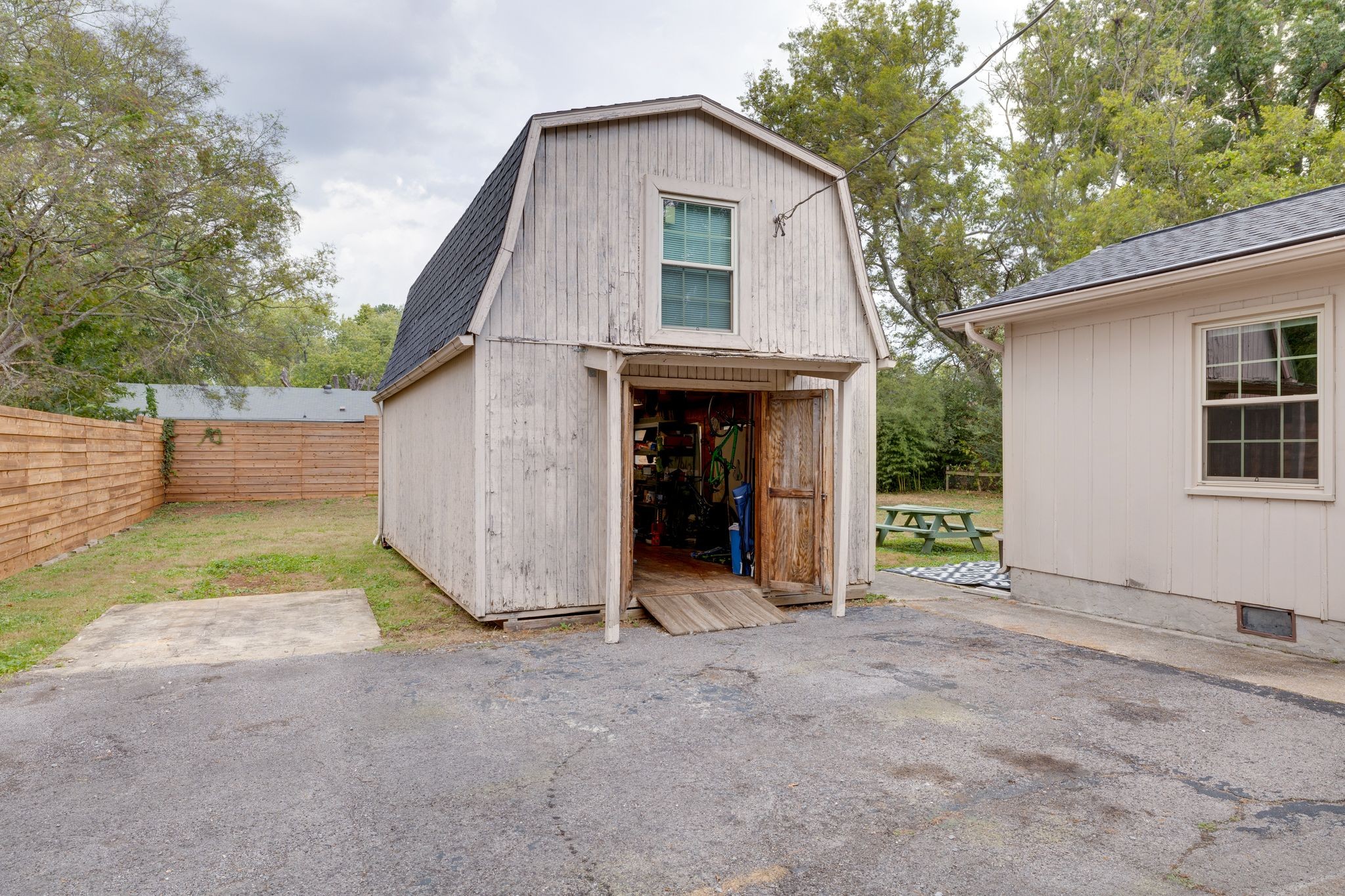 1911 Sherrill Blvd
