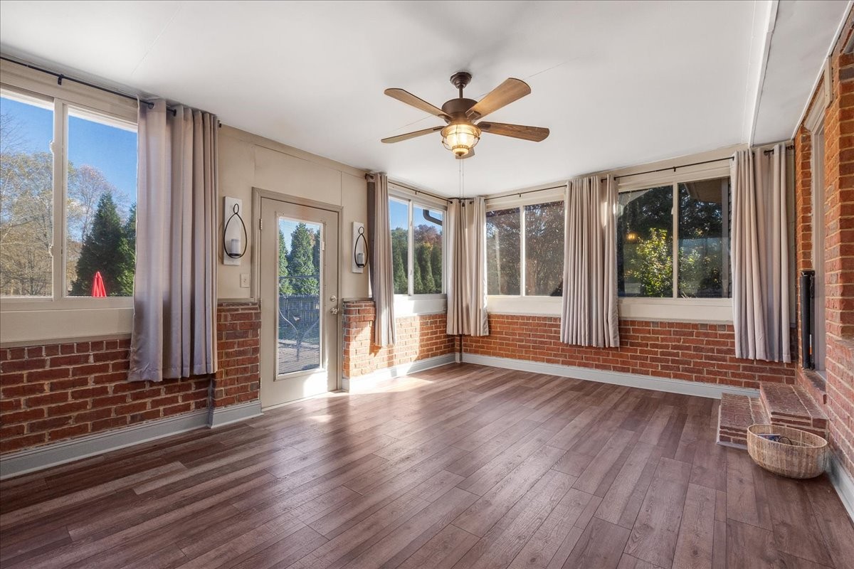 220 Flora Ln