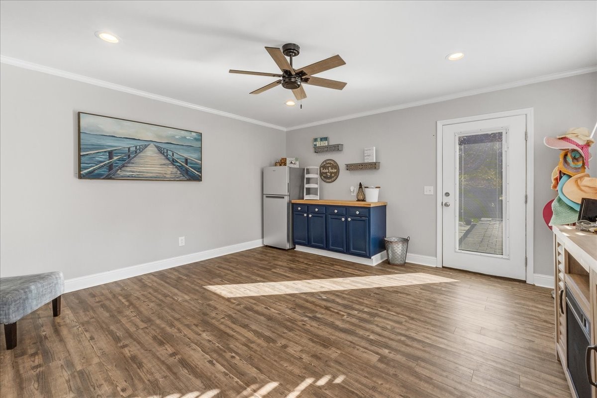 220 Flora Ln