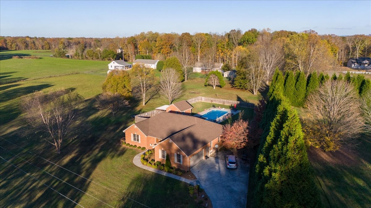 220 Flora Ln