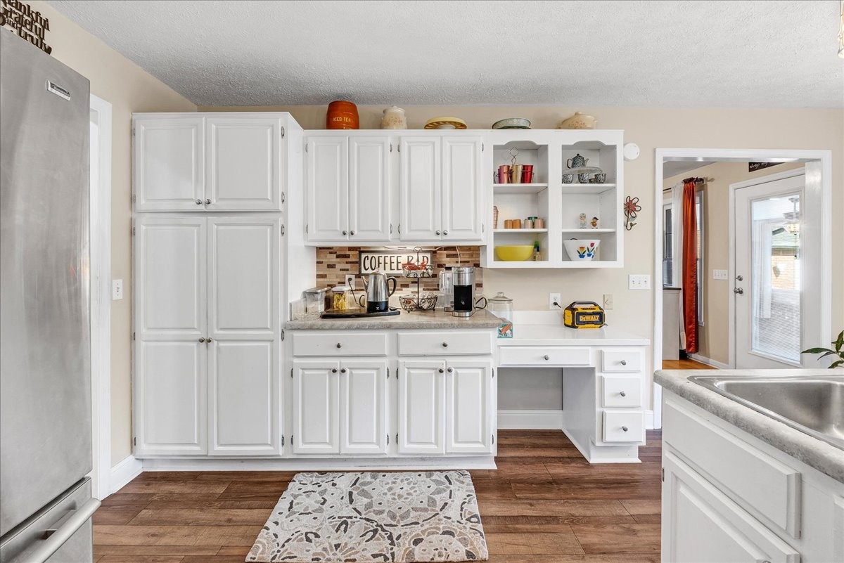 220 Flora Ln