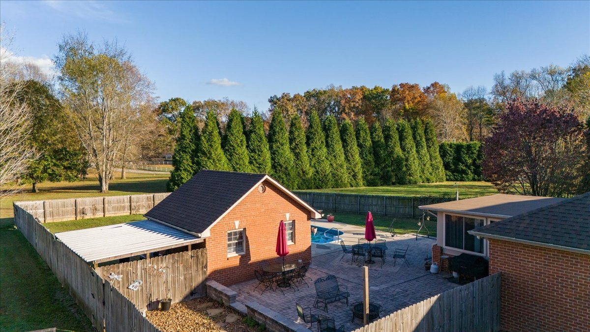 220 Flora Ln