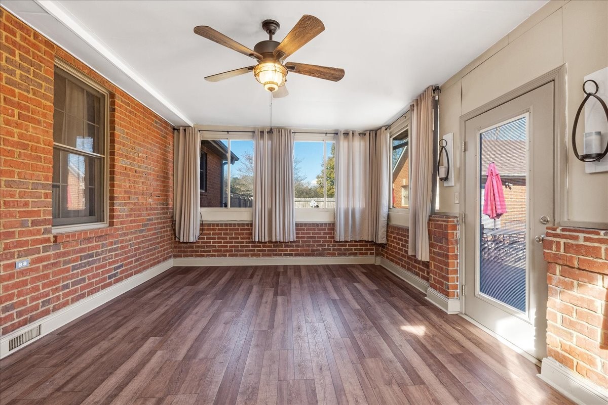 220 Flora Ln