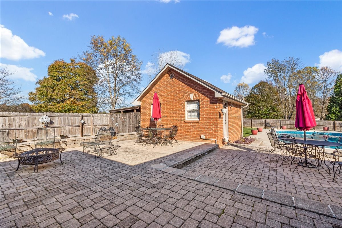 220 Flora Ln