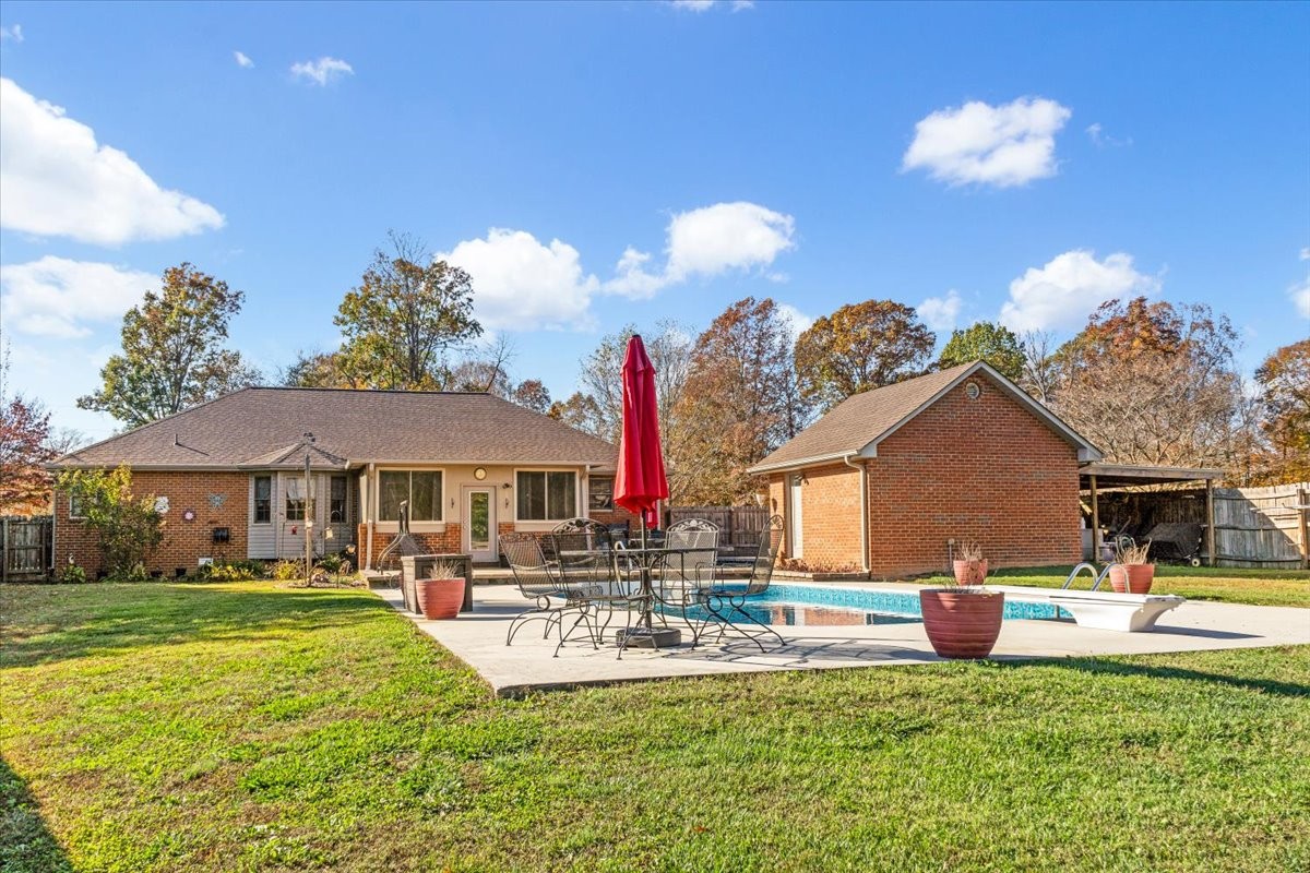 220 Flora Ln