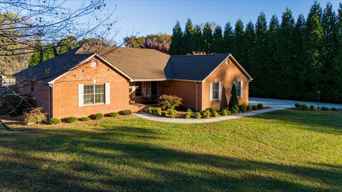 220 Flora Ln