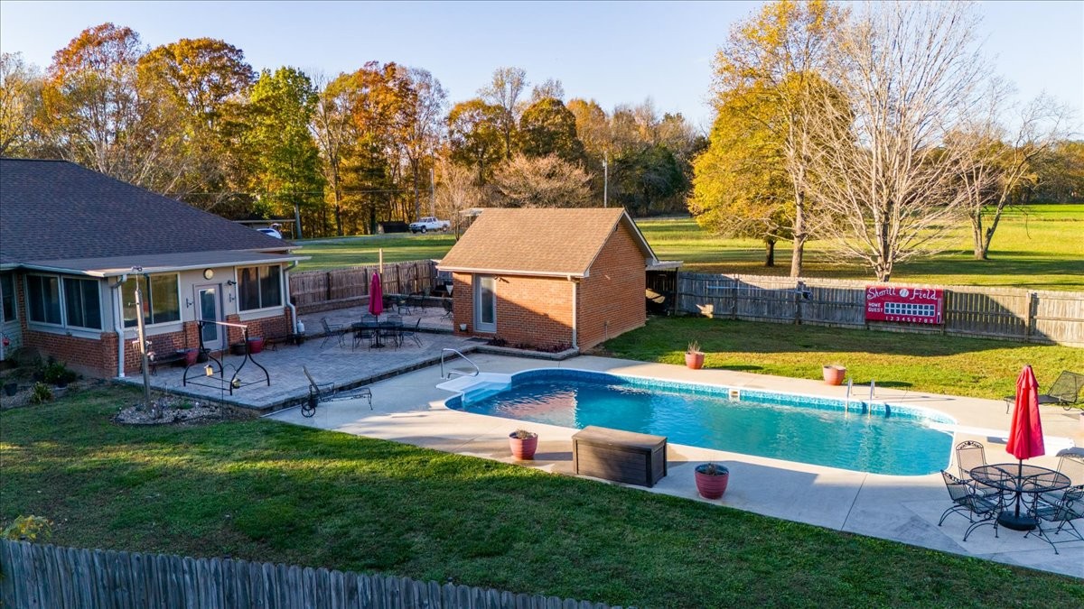 220 Flora Ln