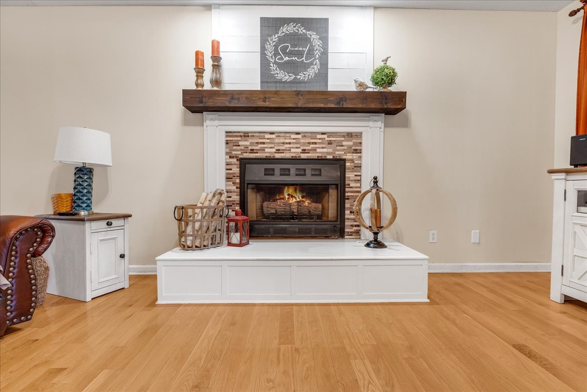 220 Flora Ln
