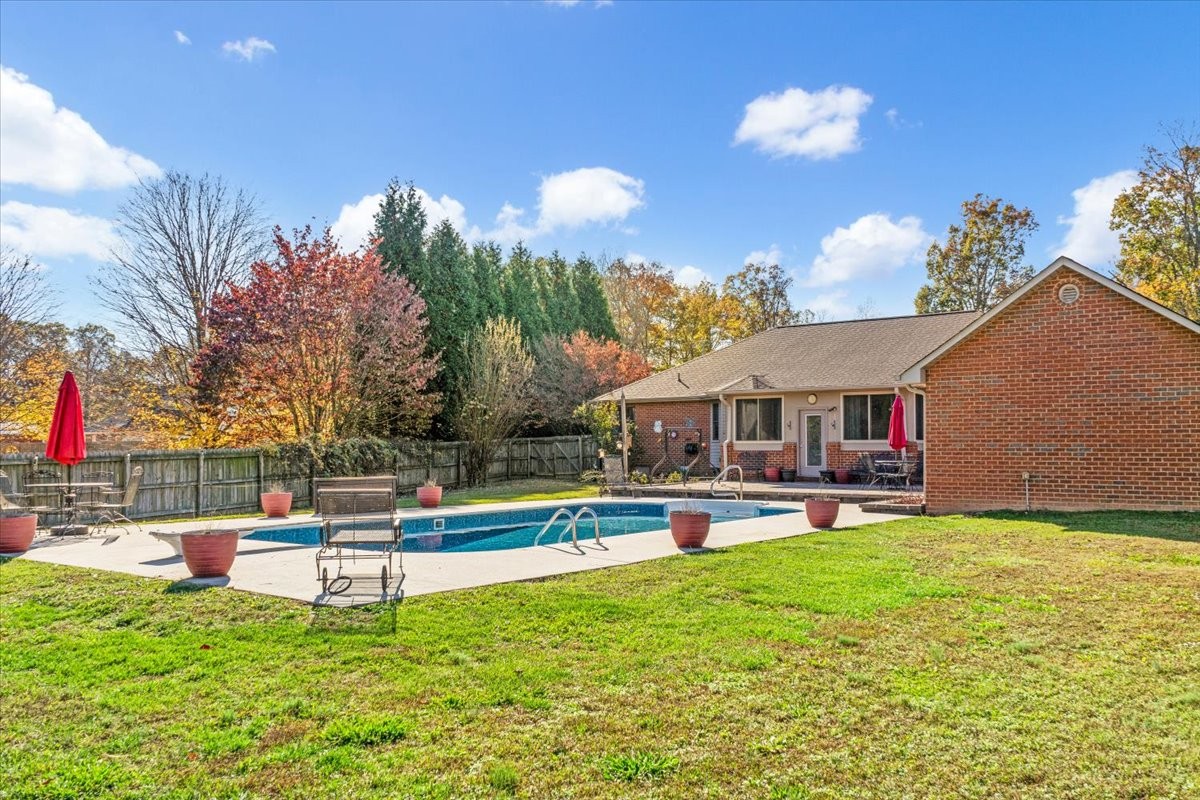 220 Flora Ln