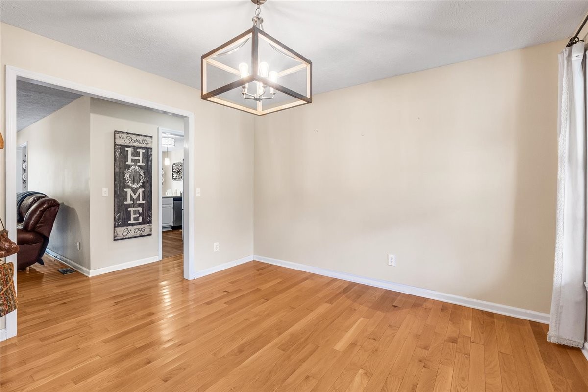220 Flora Ln