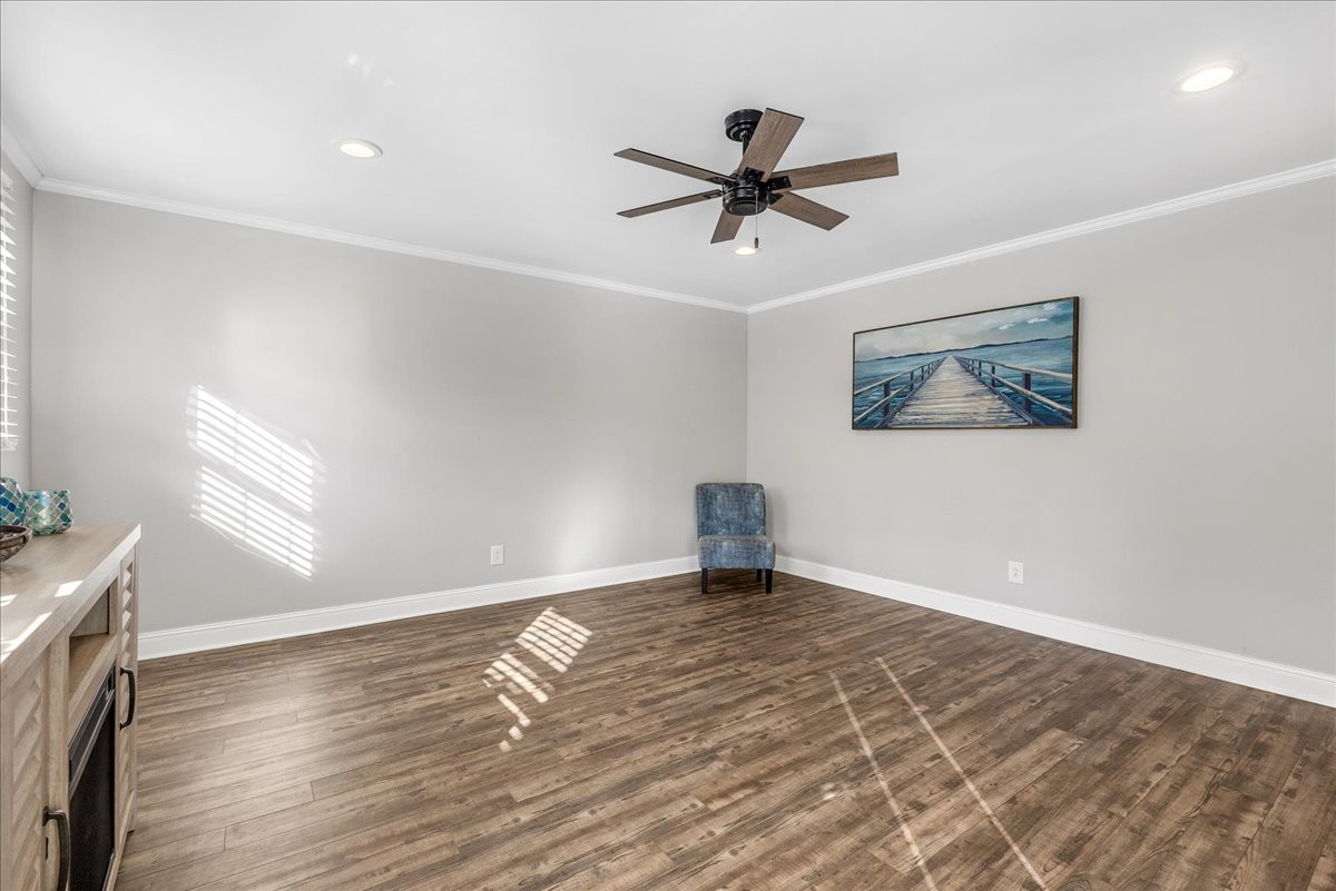 220 Flora Ln