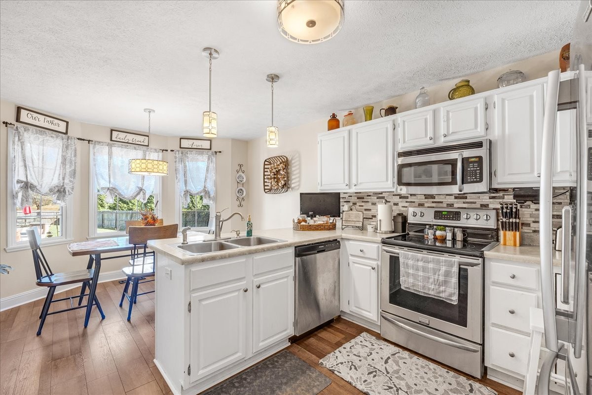 220 Flora Ln