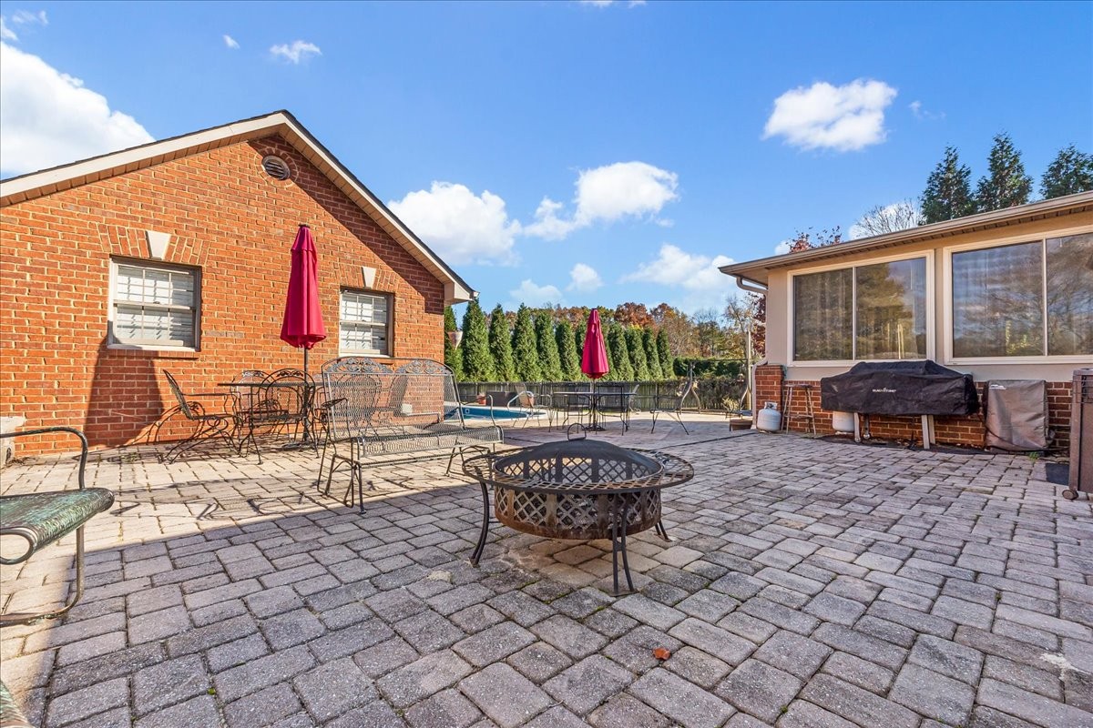 220 Flora Ln