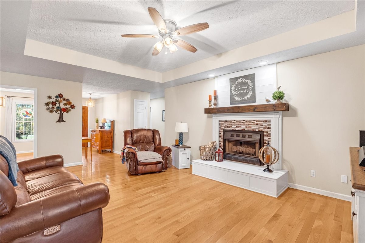 220 Flora Ln