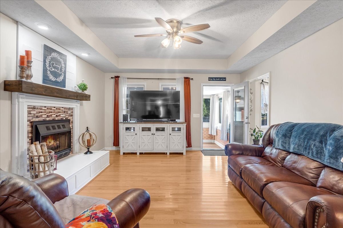 220 Flora Ln