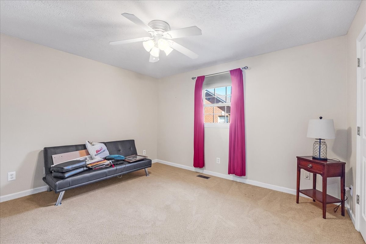220 Flora Ln