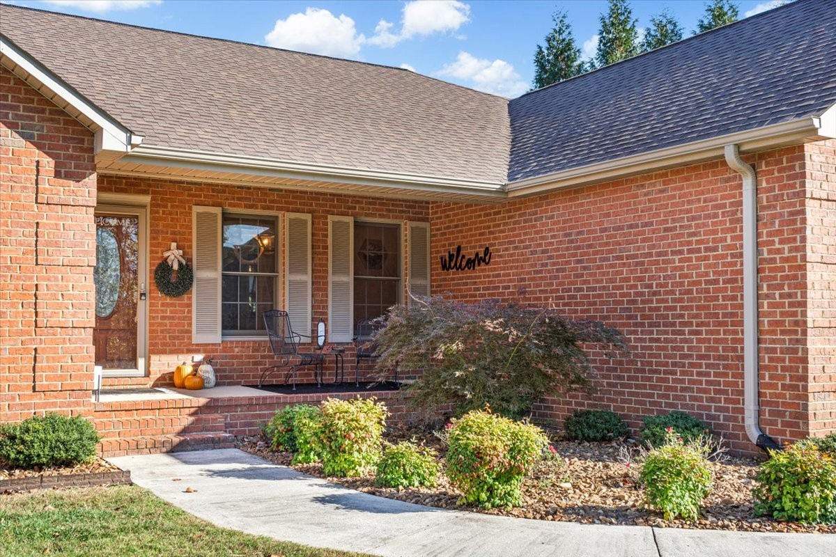 220 Flora Ln