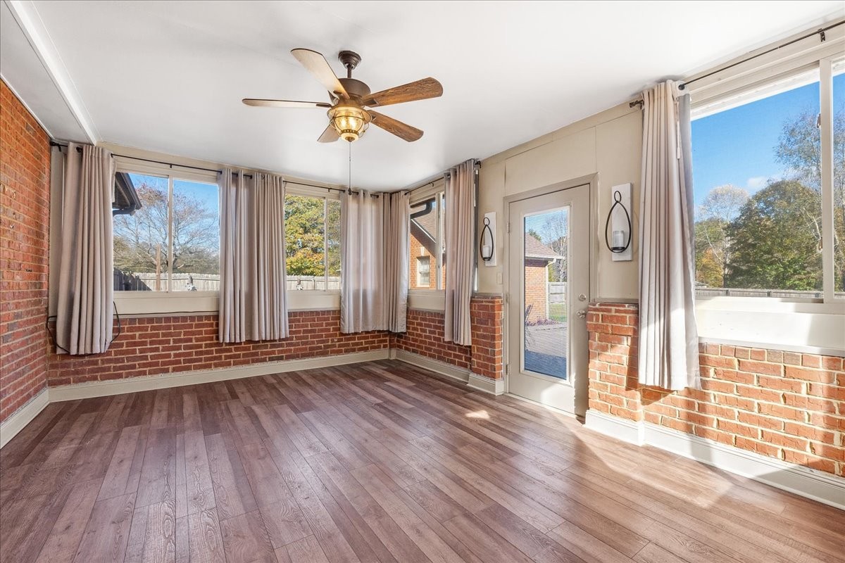 220 Flora Ln