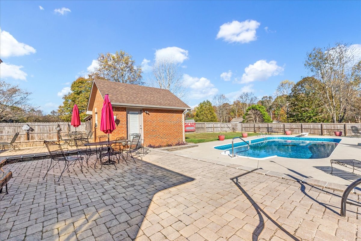 220 Flora Ln