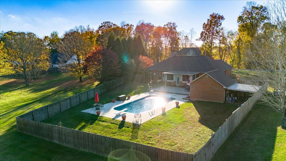 220 Flora Ln