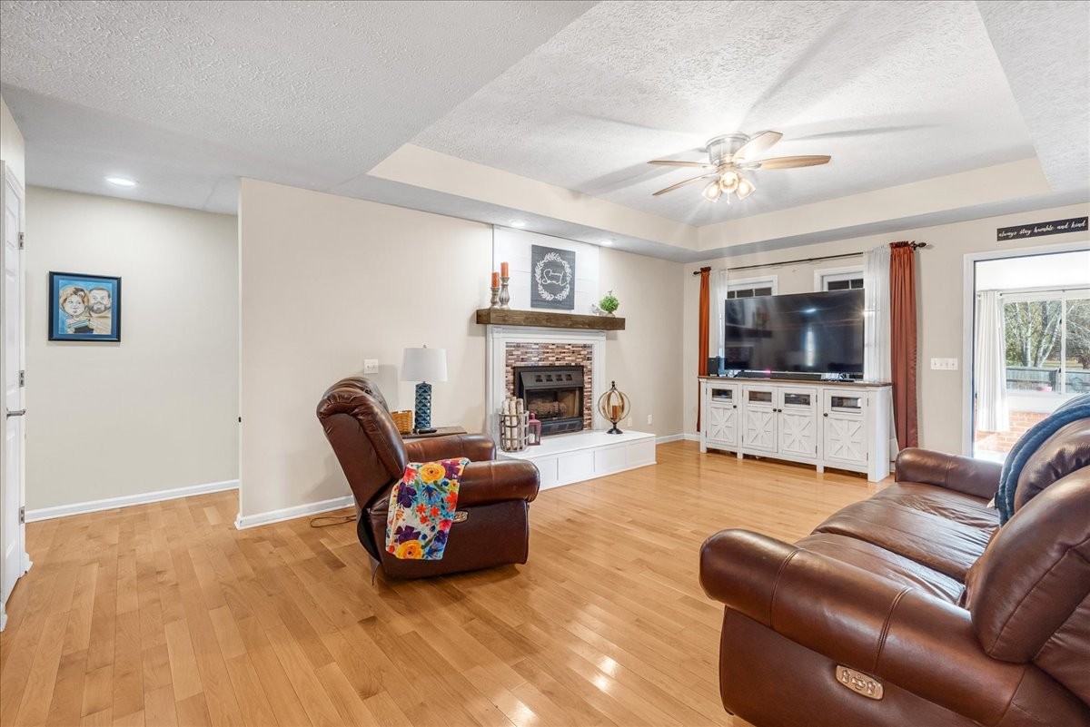 220 Flora Ln