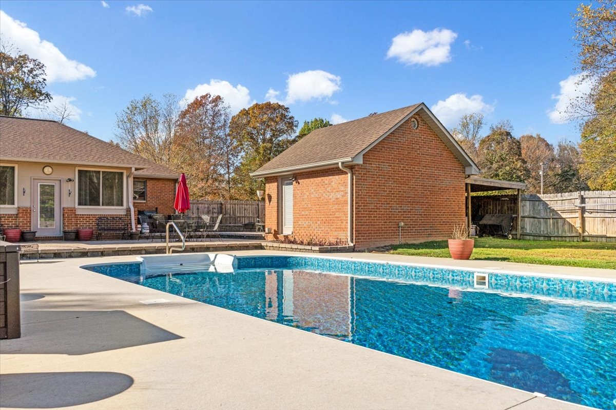 220 Flora Ln