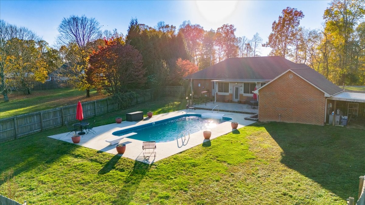 220 Flora Ln
