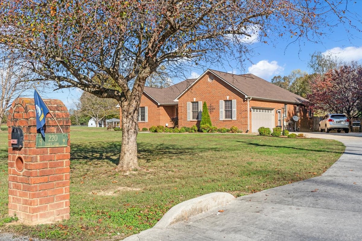 220 Flora Ln