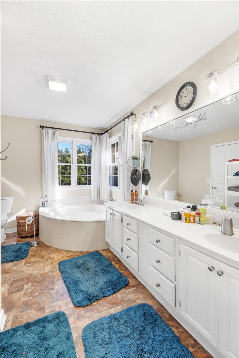 220 Flora Ln