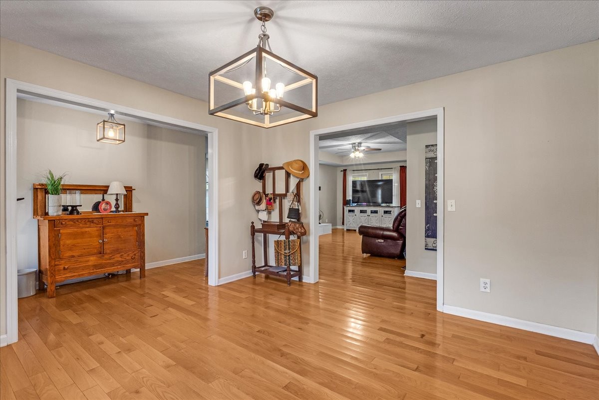 220 Flora Ln