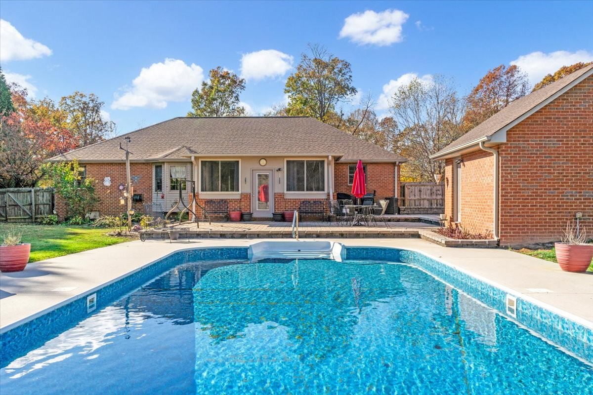 220 Flora Ln