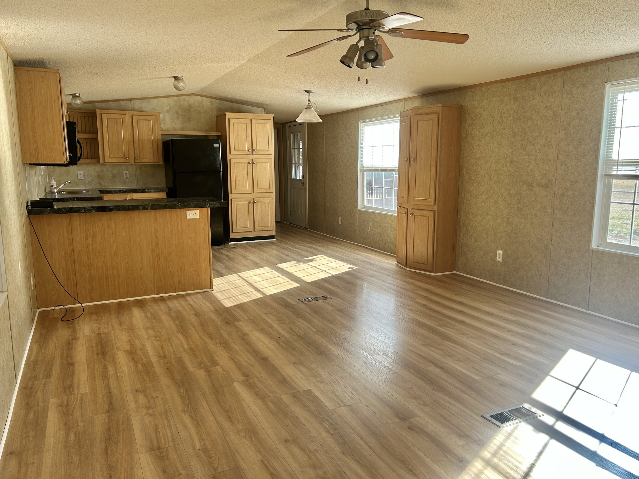 725 Lakeshore Dr